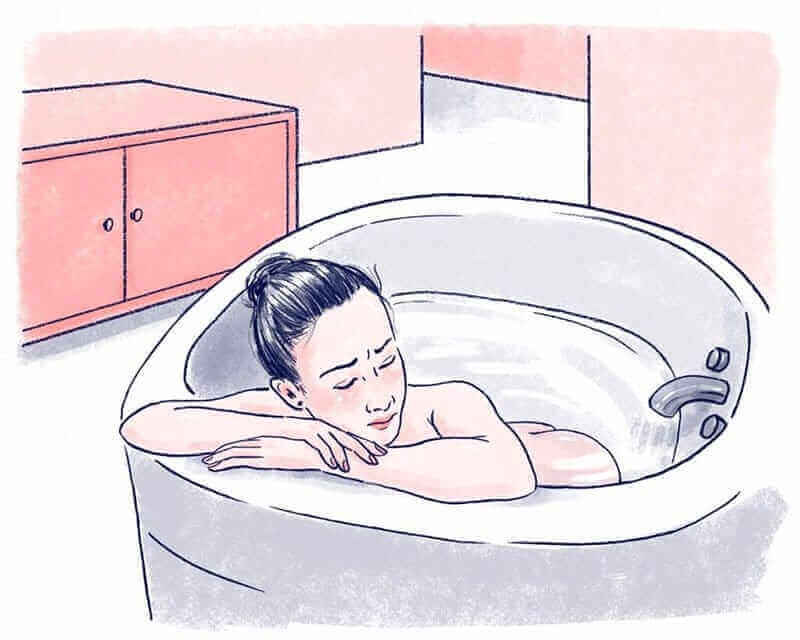 Mama-Natural-book-fear-about-childbirth-peaceful-woman-in-birthing-tub